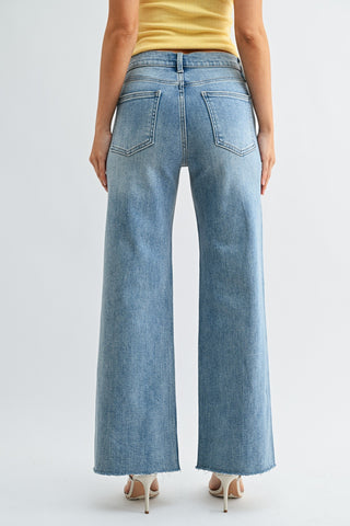 Nancy Slim Wide Jeans in Medium