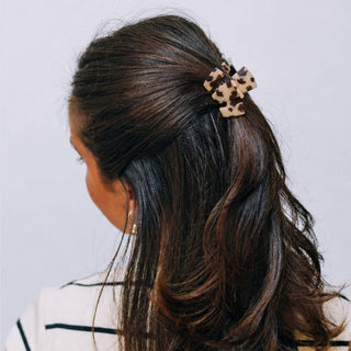 Classic Petite Claw Clip in Blonde Tortoise