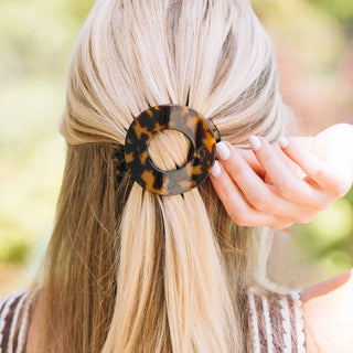 Flat Circle Medium Hair Clip in Tortoise
